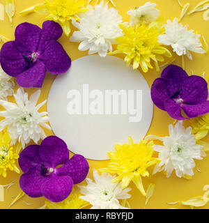 Blick von oben auf die bunte Blume mit weißen Raum auf gelb Ton Hintergrund Stockfoto