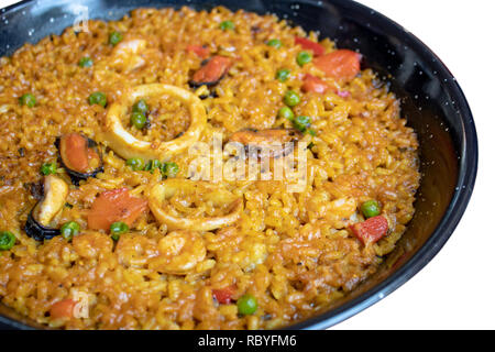 Frische spanische Paella mit Reis und Fisch in der Pfanne closeup Stockfoto