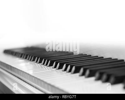 Piano keys Seitenansicht mit geringer Tiefenschärfe auf weißem Hintergrund Stockfoto