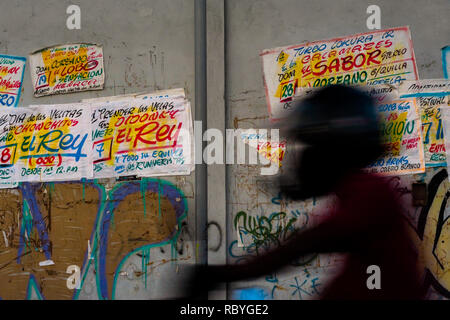 Champeta Musik party Plakate, durch die Runner die kollektive erstellt wurden, sind an der Wand in Cartagena, Kolumbien. Stockfoto