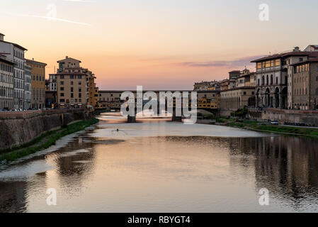 Blick auf den Ponte Vecchio, Florenz, Italien Stockfoto