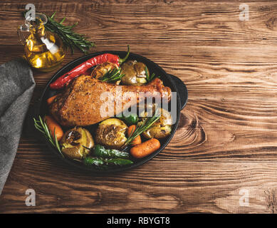 Gebratener Truthahn mit Gemüse, Karotten, Paprika, Kartoffeln Gemüse in der Pfanne Stockfoto