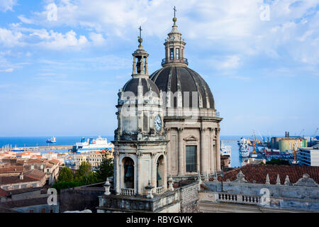 Kuppeln der Kathedrale die hl. Agatha gewidmet. Der Blick auf die Stadt Catania, Sizilien, Italien Stockfoto