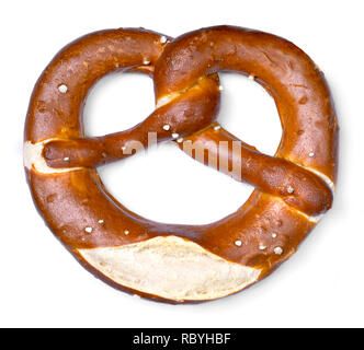 Leckere Brezel mit Salz, deutsches Essen. Brezel, traditionelle bayerische Küche, auf weißem Hintergrund. Stockfoto