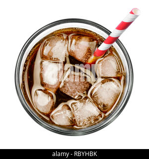 Cola mit Eis und Trinkhalm, auf weißem Hintergrund. Frische softdrink mit Eiswürfel oder Crushed Ice. Top View oder hohen Winkel schoß. Stockfoto