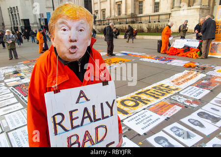 Demonstranten gekleidet Donald Trump Protest über die Misshandlung von Gefangenen in Guantanamo Bay Gefängnis Stockfoto