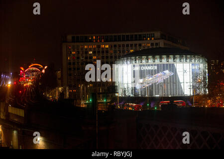 Das iMax-Kino Komplex mit Charing Cross Station in der Ferne und ein Burger Van unter einer Brücke Stockfoto