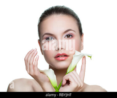 Spa Beauty Mädchen zeigen leere Speicherplatz auf der offenen Hand auf Weiß isoliert. Stockfoto