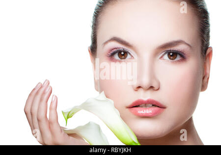 Junge schönheit frau mit weißen Blüten. Schöne weibliche model Gesicht Nahaufnahme Stockfoto