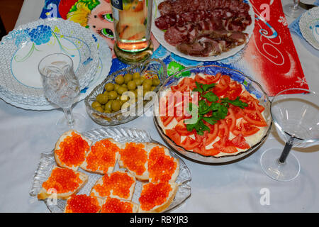 Roter Kaviar und Petersilie Sandwiches auf dem Tisch des Neuen Jahres für einen Snack Stockfoto