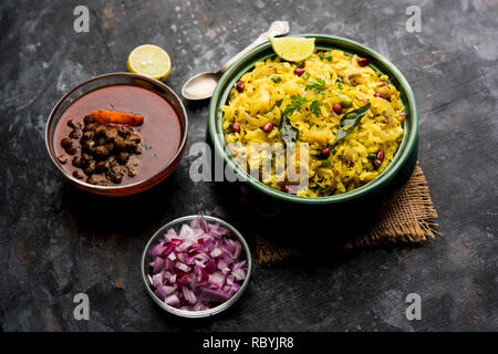 Aloo/Kanda Poha oder Tarri Pohe mit würzigen Chana masala/Curry. selektive Fokus Stockfoto