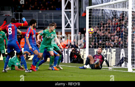 Watford Torwart Ben Foster (rechts) nicht um ein Speichern als Teamkollege Craig Cathcart (Mitte) Kerben ein Eigentor während der Premier League Spiel im Selhurst Park, London. Stockfoto