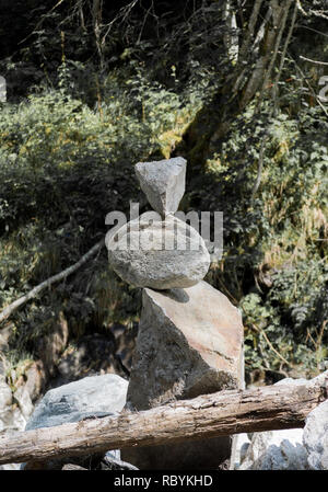 Stein stack und Rinde Stockfoto