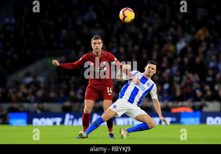 Liverpools Jordan Henderson (links) und Brighton & Hove Albion Pascal Gross (rechts) Kampf um den Ball während der Premier League Match an der AMEX Stadion, Brighton. Stockfoto