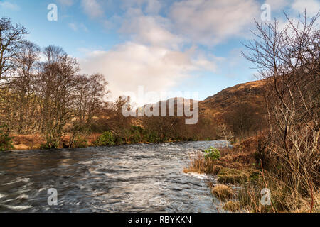 Die River Moidart durch Glen Moidart, Schottland. 28. Dezember 2018 Stockfoto