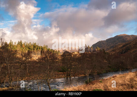 Die River Moidart durch Glen Moidart, Schottland. 28. Dezember 2018 Stockfoto