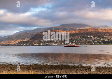 Fort William als über Loch Linnhe mit Ben Nevis im Hintergrund zu sehen. Lochaber, Schottland. 28. Dezember 2018 Stockfoto