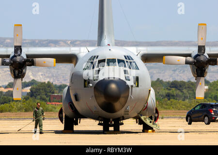 ZARAGOZA, SPANIEN - Mai 20,2016: Spanische Luftwaffe C-130 Hercules cargo Flugzeug auf der Rollbahn aus Zaragoza Airbase. Stockfoto