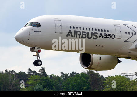 BERLIN - May 2, 2016: Airbus A350 XWB Passagierflugzeug Landung auf Berlin-Schoneveld Flughafen während der ILA Airshow Stockfoto