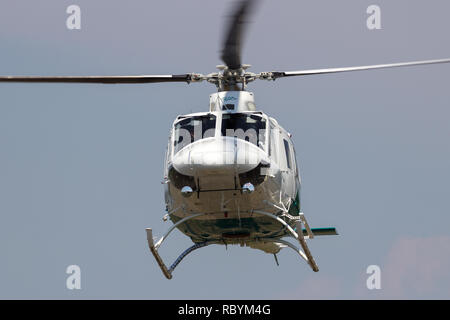 AHLEN, Deutschland - Jun 5, 2016: Nahaufnahme von einem weißen Bell 412 SP Hubschrauberlandeplatz. Stockfoto