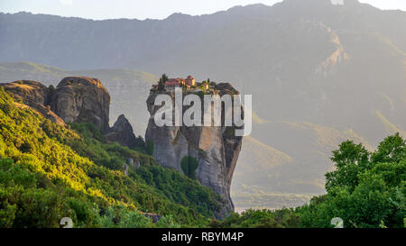 Meteora Landschaft mit Kloster auf einer monolithischen Säule. Pindos-gebirge, Griechenland Stockfoto