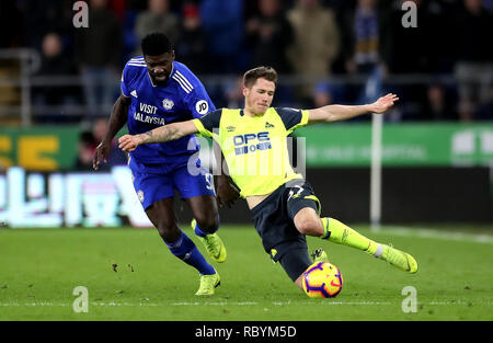 Cardiff City Bruno Ecuele Manga (links) und Huddersfield Town Erik Durm (rechts) Kampf um den Ball während der Premier League Match in Cardiff City Stadium. Stockfoto