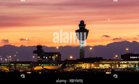 AMSTERDAM, NIEDERLANDE - Jan 9, 2019: Blick auf Amsterdam Schiphol International Airport, während Flugzeuge Landung nach Sunset sind. Stockfoto