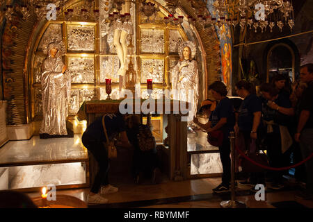 Besucher am Altar der Kreuzigung in der Grabeskirche in Jerusalem, Israel Stockfoto
