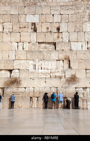 Jerusalem Altstadt Western Wall mit Gläubigen in Israel. Stockfoto