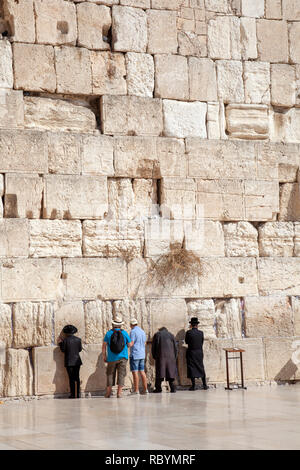 Jerusalem Altstadt Western Wall mit Gläubigen in Israel. Stockfoto