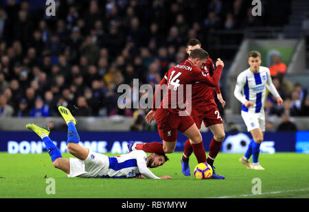 Brighton und Hove Albion Martin Montoya (links) und Liverpools Jordan Henderson (Mitte) während der Premier League Match an der AMEX Stadion, Brighton. PRESS ASSOCIATION Foto. Bild Datum: Samstag, Januar 12, 2019. Siehe PA-Geschichte Fußball Brighton. Photo Credit: Gareth Fuller/PA-Kabel. Einschränkungen: EDITORIAL NUR VERWENDEN Keine Verwendung mit nicht autorisierten Audio-, Video-, Daten-, Spielpläne, Verein/liga Logos oder "live" Dienstleistungen. On-line-in-Match mit 120 Bildern beschränkt, kein Video-Emulation. Keine Verwendung in Wetten, Spiele oder einzelne Verein/Liga/player Publikationen. Stockfoto