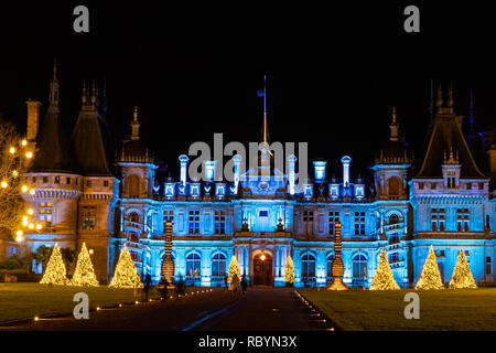 Waddesdon Manor in Buckinghamshire, beleuchtete an Weihnachten. Stockfoto