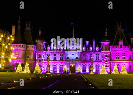 Waddesdon Manor in Buckinghamshire, beleuchtete an Weihnachten. Stockfoto