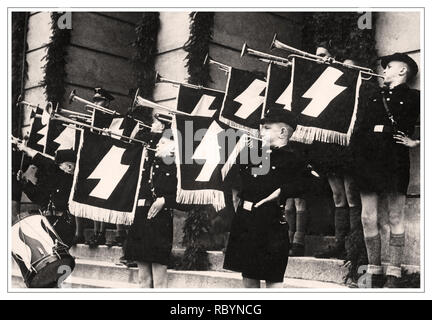 Hitlerjugend Uniformen Jungen Jugend, Fanfare buckelt Stunde des Gedenkens vor dem Rathaus in Tomaszow, Polen während der deutsch-nazistischen Besetzung. Stockfoto