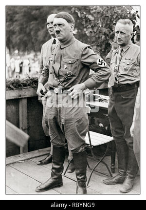 ARCHIV 1932 Adolf Hitler in NSDAP-Uniform mit Stiefeln, die ein Hakenkreuz-Armband trugen, bei einer politischen Kundgebung zur Wahl des Deutschen Reichs wurde Hitler später Bundeskanzler Stockfoto