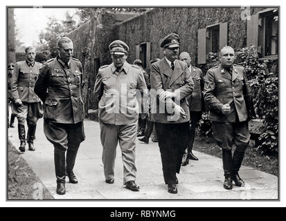 ADOLF HITLER BOMBENANSCHLAG RASTENBURG JULI 20. 1944 Jahrgang WW2 Bild der Gruppe, darunter Stabschef des Oberkommandos der Bundeswehr, Feldmarschall Wilhelm Keitel, Reichsminister des Kaiserlichen Luftfahrtministeriums Hermann Göring, Adolf Hitler und Chef der Partei-Kanzlerei Nazi-Partei, Hitlers engster Mitarbeiter ist Martin Bormann. Das Foto wurde etwa eine Stunde nach dem tapfersten gescheiterten Versuch auf Adolf Hitlers Leben aufgenommen – er reibt den durch die Explosion beschädigten Arm. ‘Wolfs Lair’ Field Headquarters Rastenburg Ostpreußen Deutschland 20. Juli 1944 Stockfoto