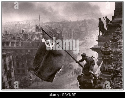 RUSSISCHE ARMEE SOWJETISCHE FLAGGE ÜBER NAZI-BERLIN REICHSTAG ZWEITEN WELTKRIEG DEUTSCHLAND. Das ikonische Bild, das während der Schlacht von Berlin am 2. Mai 1945 entstand, ist das Anheben einer russischen sowjetischen Flagge über dem Reichstag. Sie zeigt Meliton Kantaria und Michail Jegorov, die Hammer- und Sichelflagge über den Berliner Reichstag mit Berlin in Trümmern hinter sich ziehen. Deutschland WW2 Rote Armee Sowjetische Soldaten Hammer und Sichel Sowjetische Flagge Nazi-Hauptquartier Reichstag, Berlin Deutschland 1945 Stockfoto