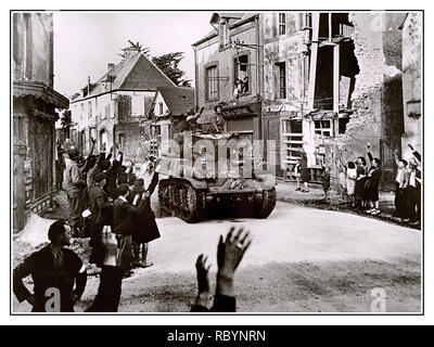 Französische BEFREIUNG WW 2 französische Panzer gepanzerte Spalte Lager Freie Französische Kreuz durch die kleinen französischen Stadt St. Mere Eglise 6 Juni 1944 Dorfbewohner enthusiasticaly Jubeln tankists der 2e Division Blindée, wie sie Sainte Mére-Eglise Frankreich 24. August 1944 ein. Stockfoto