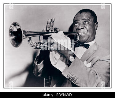 Louis Armstrong „Satchmo“ Jazzsänger und Musiker, spielt sein Trompetenarchiv der 1950er Jahre Schauspieler Straßenkünstler Trompeter Bandleader Dirigent Jazzmusiker Sänger Filmmusiker Komponist Filmschauspieler. Grammy Lifetime Achievement Award (1972) Stockfoto