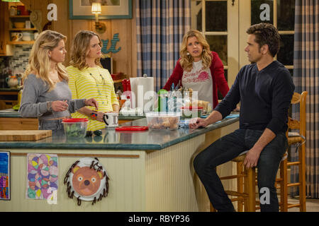 Candace Cameron Bure, Andrea Barber, Jodie Sweetin, John Stamos, "volleres Haus" Staffel 4 (2018) Quelle: Netflix / Die Hollywood Archiv Stockfoto