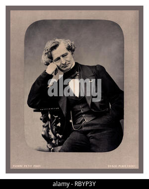 Der französische Komponist BERLIOZ Jahrgang 1863 Studio gestellt Portrait von Louis-Hector Berlioz von Pierre Petit, Cadet Paris Frankreich vom 11. Dezember 1803 - 8. März 1869) Er ein Französischer romantischer Komponist war. Seine Ausgabe enthält Werke für Orchester wie die Symphonie fantastique und Harold in Italien, Chor Stücke einschließlich der Requiem und L'enfance du Christ, seine drei Opern Benvenuto Cellini, Les Troyens und Béatrice et Bénédict, Werke der hybriden Genres wie die "dramatische Sinfonie "Roméo et Juliette" und die "dramatische Legende "La Damnation de Faust. Stockfoto