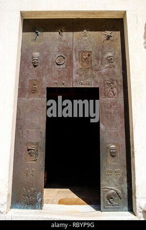 Der Eingang zur Kathedrale von Casertavecchia, einer romanischen Meisterwerk in der Region Kampanien, ist von einem massiven braune Tür mit Skulpturen. Stockfoto