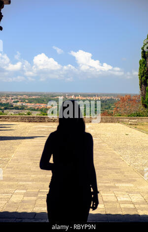 Eine schöne Frau in der Tür stehen der Basilika von Sant'Angelo in Die. Sie bietet einen Blick auf das Tal von Capua, oder hat sie nach innen schauen? Stockfoto
