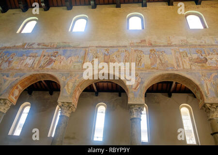 Die Kirche von Sant'Angelo in Die ist von besonderem historischen Wert und wurde im 11. Jahrhundert gebaut. Hier sehen Sie die Spalten und beeindruckende Fresken. Stockfoto