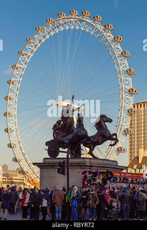 London Eye Touristenattraktion in jeder Jahreszeit. London Eye gesehen vom beliebten Touristenort in der Nähe von Westminster Bridge, London, England, Großbritannien Stockfoto