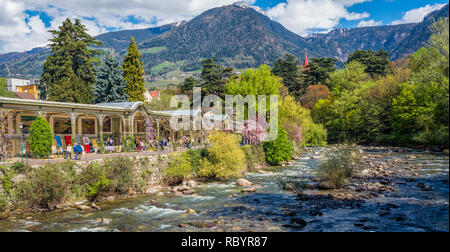 Meran in Südtirol, eine schöne Stadt von Trentino Alto Adige, Aussicht auf die berühmte Promenade entlang der Passer River. Norditalien Stockfoto