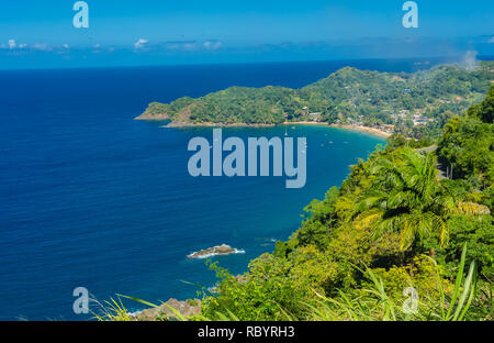 Castara ist ein kleines Fischerdorf auf der tropischen Insel Tobago in der Karibik. Häufig die ursprüngliche Robinson Crusoe Insel genannt. Deep Blue Sky Stockfoto