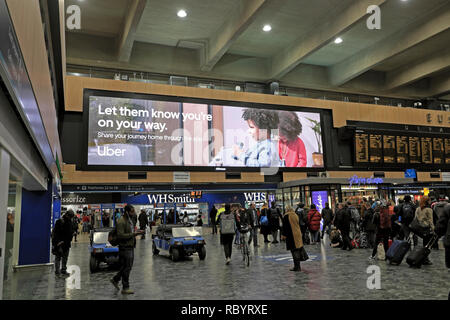 Uber taxi elektronische Werbung Plakatwerbung das Uber App für Mobiltelefone in Euston Bahnhofshalle in London England UK KATHY DEWITT Stockfoto