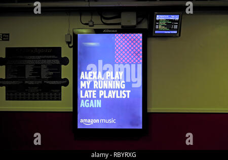 ' Alexa Spielen meine Verspätung Wiedergabeliste wieder 'Amazon Musik Werbung auf eine elektronische Anzeigentafel auf einem Bahnhof in Großbritannien Großbritannien KATHY DEWITT Stockfoto