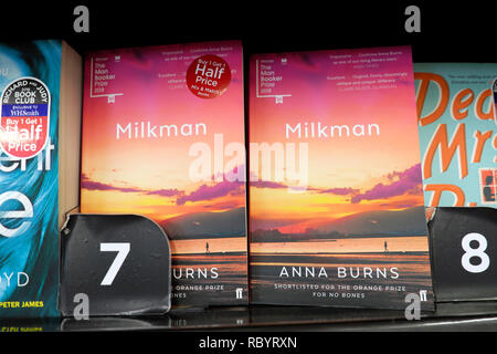 Man Booker Prize Sieger Buch 2018 Milchmann von irischen Autor Anna brennt im Bücherregal in Waterstones Buchhandlung im Dezember England UK KATHY DEWITT Stockfoto